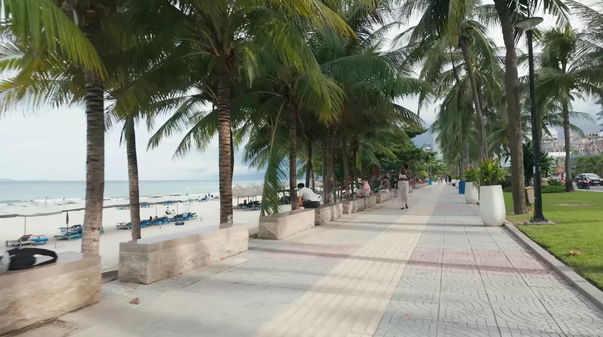 Da Nang daytime walk along the promenade